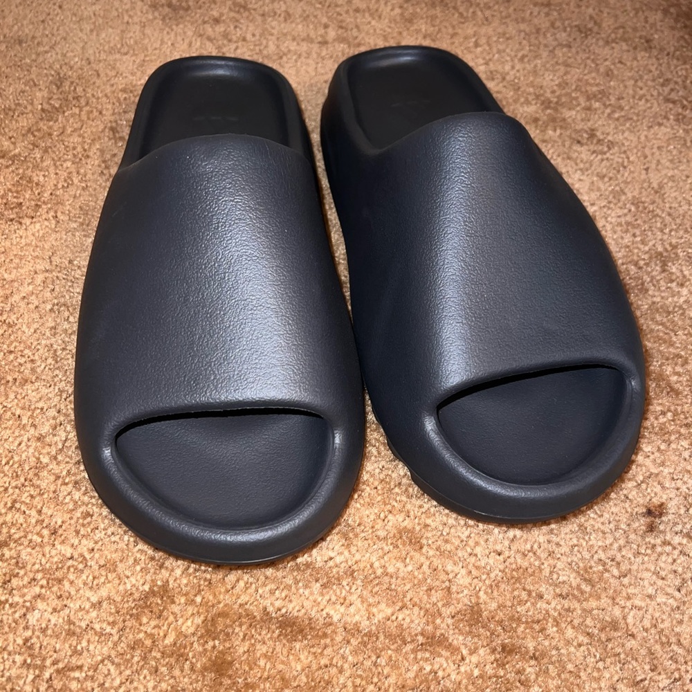 Yeezy Slides Onyx Size 13